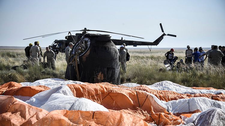 Rückkehr aus 400 Kilometern Höhe: Helfer erreichten die Landestelle der Sojus-Kapsel per Hubschrauber.
