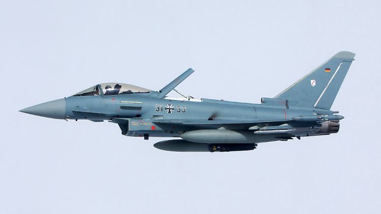 Ein Kampfflugzeug Eurofighter der deutschen Luftwaffe vom Taktischen Luftwaffengeschwader 31 Boelcke (TaktLwG 31 B ) mit der Kennung 31+33.