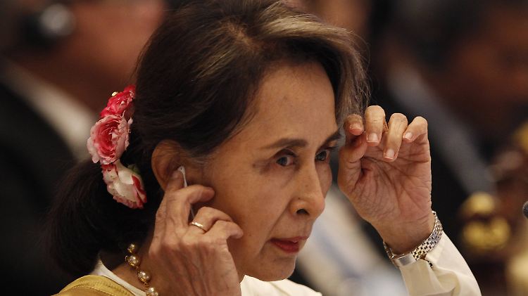 Regierungschefin Aung San Suu Kyi beauftragte vier Telekommunikations-Unternehmen mit der Sperre.