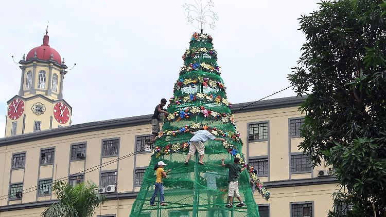 Auch in Manila wird zum Weihnachtsfest ein Baumersatz aufgestellt und geschmückt.