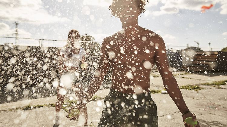 Die Hitzewelle rollt durch Deutschland. Viele suchen Abkühlumg am See oder im Schwimmbad.