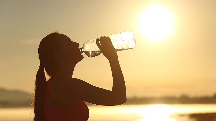 Im Schatten bleiben und viel trinken: So schützt man sich vor Hitzeschlag und Dehydratation.