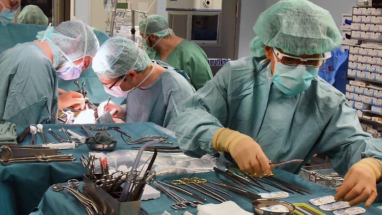 Transplantationsmediziner der Uniklinik Leipzig während einer Operation.