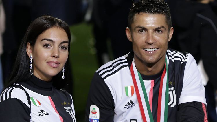 Im Mai feierten sie zusammen die Meisterschaft, jetzt machen sie gemeinsam Urlaub: Cristiano Ronaldo und Georgina Rodriguez.
