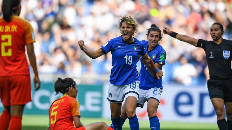 Zum ersten Mal seit 20 Jahren sind die Italienerinnen bei einer WM-Endrunde dabei. Gegen China verlängerten Torschützin Valentina Giacinti und ihre Teamkolleginnen ihren Aufenthalt in Frankreich.