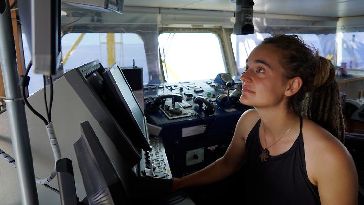 Die deutsche Kapitänin des blockierten Rettungsschiffs "Sea-Watch 3", Carola Rackete, will trotz Verbots der italienischen Regierung in die Hoheitsgewässer des Landes zu fahren.