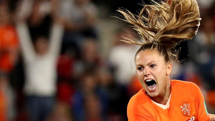 Lieke Martens feiert ihr zweites Tor.