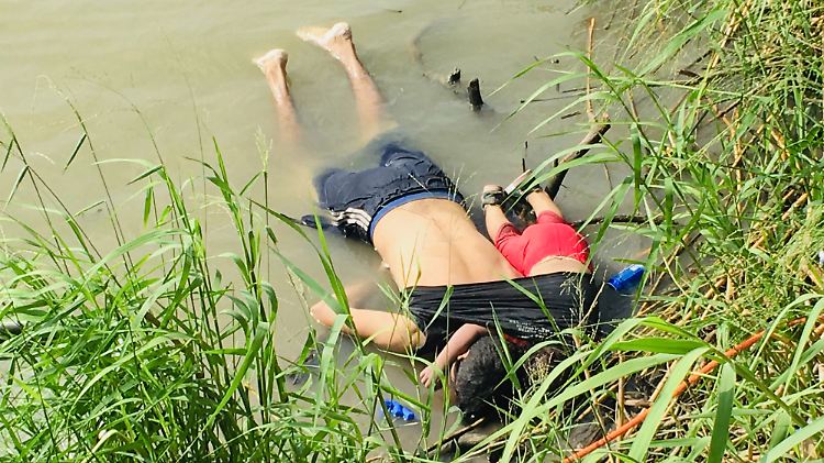 Der 25-jährige Óscar Martínez Ramírez aus El Salvador und seine knapp zweijährige Tochter sterben im Rio Grande.