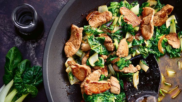 Aus Schweinefilet, Pak Choi, roter Zwiebel, glutenfreier Sojasoße und frischem Ingwer entsteht in zehn Minuten ein nicht alltägliches Gericht.