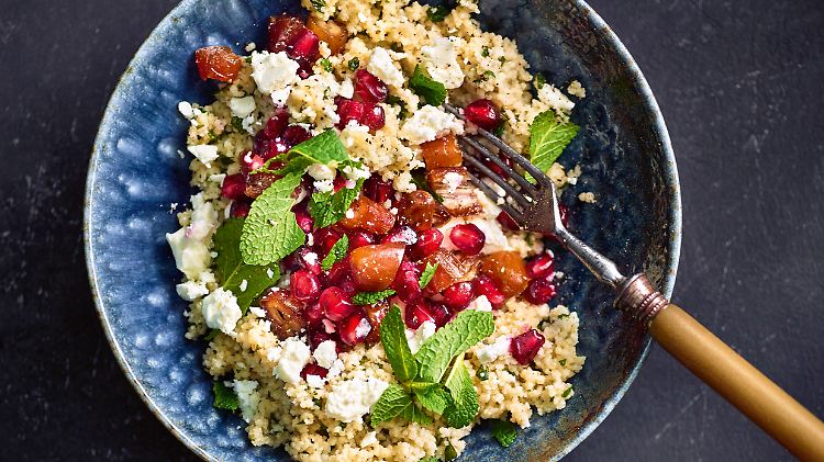 Hier kommt Exotisches auf den Tisch: 1001-Nacht-Bowl mit Minze, Datteln und Feta.