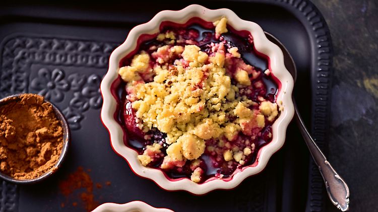 Wer auch am Feierabend nicht auf Süßes verzichten will, kann sich für einen leckeren Zwetschgen-Crumble entscheiden.