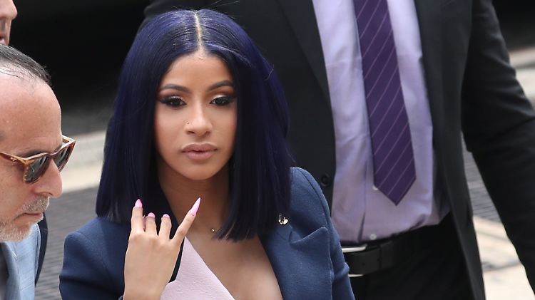 Cardi B zeigte sich am Dienstag vor Gericht mit tiefem Ausschnitt und kämpferisch. 