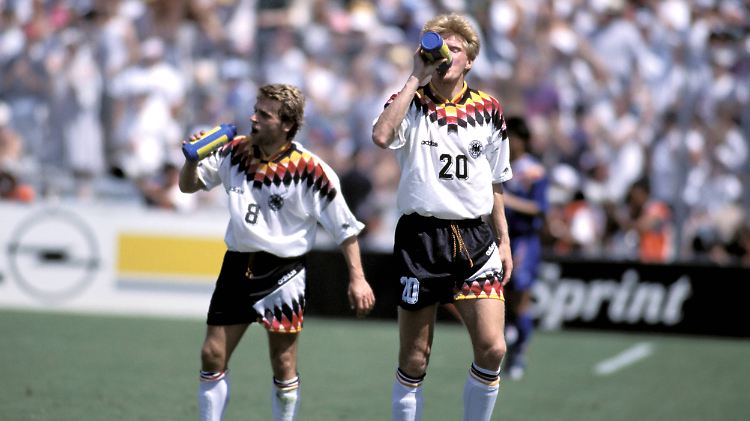 Bei sengender Hitze hatte die deutsche Nationalmannschaft 1994 in der zweiten Halbzeit große Probleme mit Südkorea - nicht nur Stefan Effenberg, sondern auch Teamkollege Thomas Häßler.