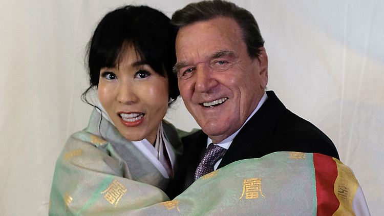 Machen so manches gemeinsam das erste Mal: Gerhard Schröder und seine Frau Schröder-Kim Soyeon.