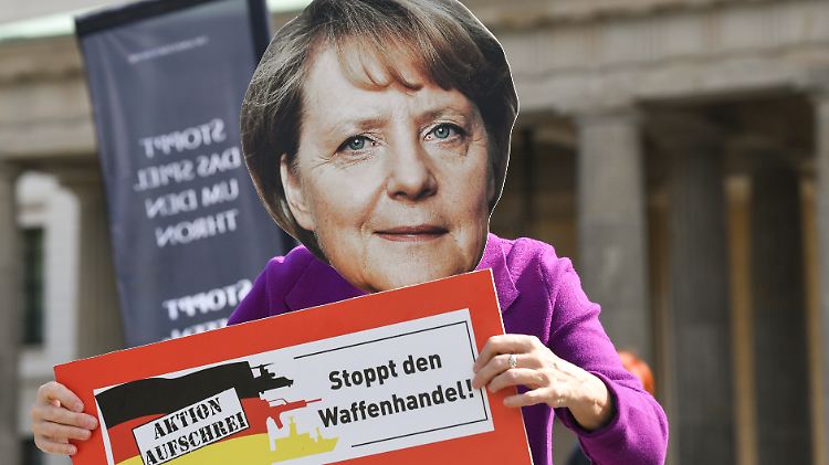 Bei einer Kunst-Aktion im Mai vor dem Brandenburger Tor hatte sich eine Aktivistin als Kanzlerin Merkel verkleidet und mit ihrer "Aktion Aufschrei" den Stopp des Waffenhandels gefordert.