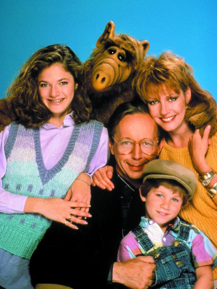 Der Außerirdische Alf und die Familie Tanner: Tochter Lynn (Andrea Elson), Vater Willie (Max Wright), Mutter Kate (Anne Schedeen) und Sohn Brian Tanner (Benji Gregory, unten).