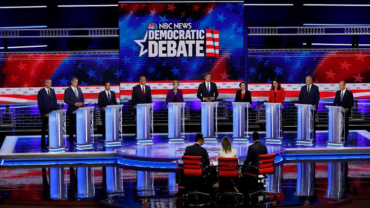 Die ersten 10 der 20 demokratischen Bewerber ums Präsidentenamt: Bill de Blasio, Tim Ryan, Julian Castro, Cory Booker, Elizabeth Warren, Beto O'Rourke, Amy Klobuchar, Tulsi Gabbard, Jay Inslee und John Delaney (v.l.).