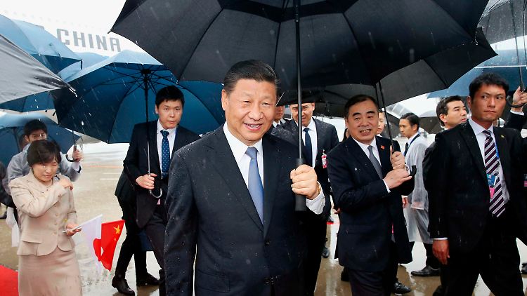 Schon in Japan eingetroffen: Chinas Staatschef Xi Jinping am Kansai International Airport in der Bucht von Osaka.