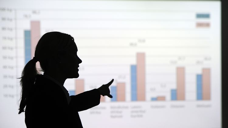 Seit Mai 2015 müssen in den rund 100 größten börsennotierten und mitbestimmungspflichtigen Unternehmen mindestens 30 Prozent Frauen in den Aufsichtsrat.