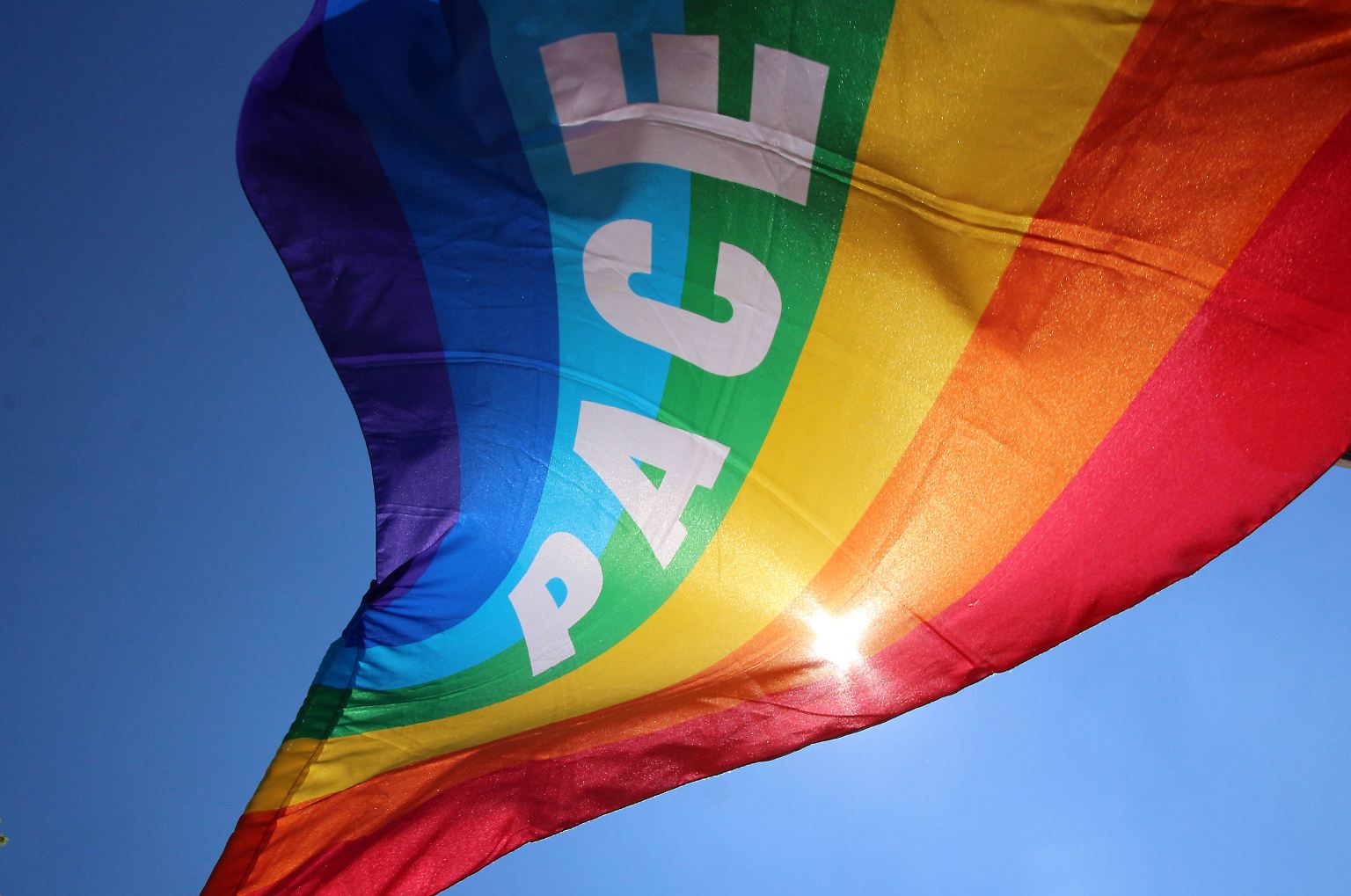 Die Regenbogenfahne ist das Symbol der LGBTQ-Community geworden. Heute bekennen sich damit viele Menschen weltweit zu Toleranz und Vielfalt und werben dafür, dass Liebe keine Grenzen kennt. Doch bei "Stonewall Riots", den Aufständen in New York 1969,  herrschten noch andere Zeiten, ...