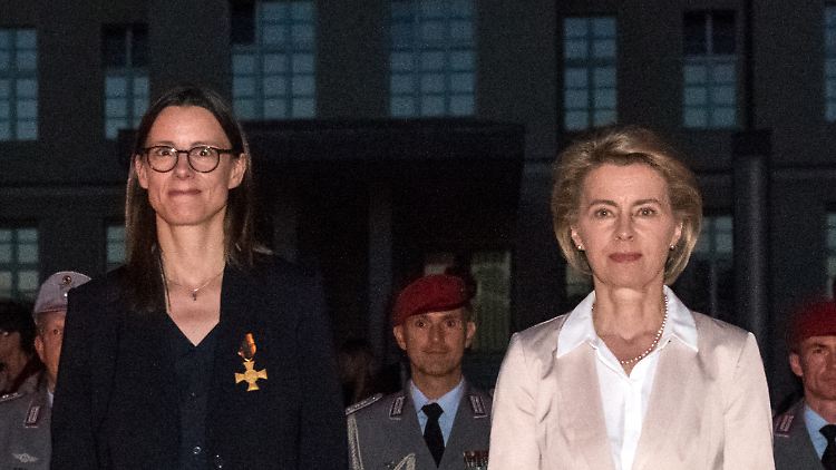 Im Mai 2018 verabschiedete Verteidigungsministerin von der Leyen ihre Staatssekretärin Suder aus dem Amt. Suders Rolle in der Affäre ist nach wie vor unklar. 