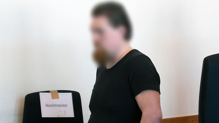 Die angeklagten Männer sollen hundertfach Kinder missbraucht und manche Taten gefilmt haben.