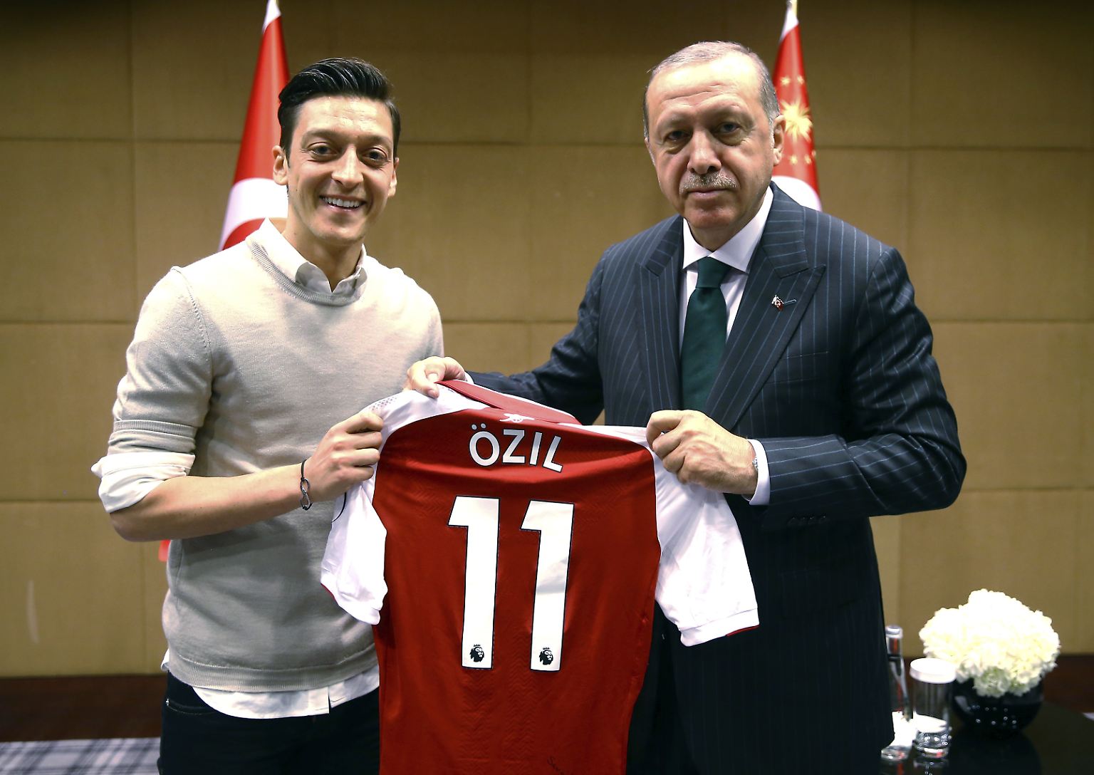 Im Mai 2018 trifft der deutsche Fußball-Nationalspieler Mesut Özil den türkischen Präsidenten Recep Tayyip Erdogan. Es ist nicht das erste Mal. Das Foto wird in einem Londoner Hotel aufgenommen.