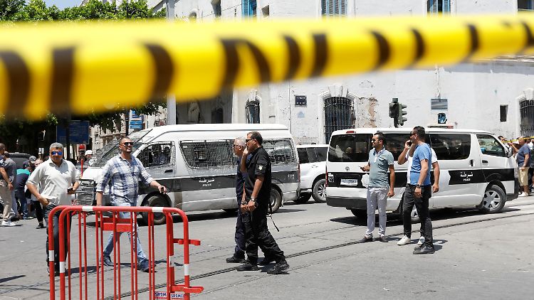 Ein Selbstmordattentäter hat in Tunesiens Hauptstadt ein Polizeiauto angegriffen.