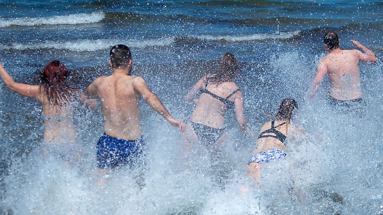 Viele Deutsche fahren in den nächsten Wochen und Monaten in Urlaub - die Kosten für Pauschalreisen treiben auch die Inflation an.