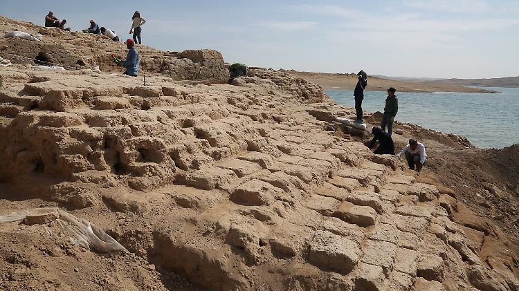Westlich des Palastes liegt die Terrassierungsmauer. Mittlerweile befindet sich aber das ganze Bauwerk wieder unter Wasser.