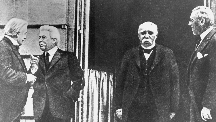 Die "Großen Vier", die Ministerpräsidenten David Lloyd George (England), Vittorio Emanuele Orlando (Italien), Georges Benjamin Clemenceau (Frankreich) und der US-amerikanische Präsident Woodrow Wilson, entscheiden über den Inhalt des Versailler Vertrages nahezu allein.