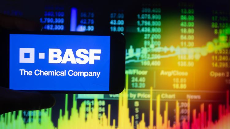 BASF baut weltweit Tausende Stellen ab.