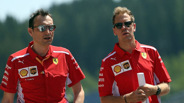 Sebastian Vettel (r.) und Mechaniker Riccardo Adami bei der Streckenbegehung in Spielberg.