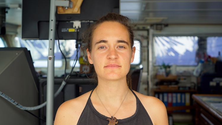 Die 31-jährige Kapitänin Carola Rackete scheut selbst eine drohende Verhaftung nicht, um die Menschen auf ihrem Schiff in Sicherheit zu bringen.