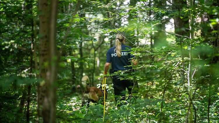 Am Tatort in München-Obergiesing hat die Polizei nach Hinweisen auf die Vergewaltigung gesucht.