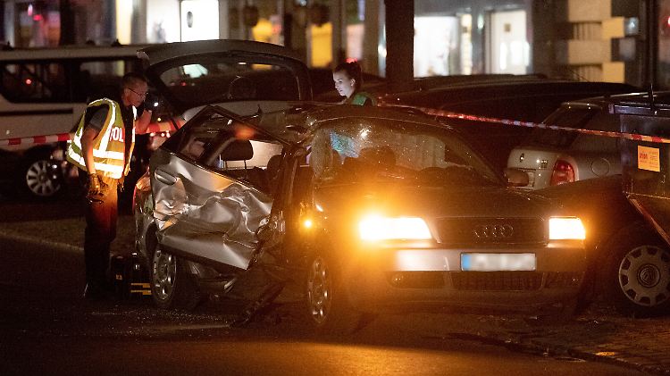 Polizisten untersuchen nach dem schweren Unfall im Juni 2018 den Wagen. 