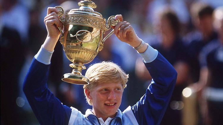 Der Tag, der alles veränderte: Am 7. Juli 1985 darf Boris Becker zum ersten Mal den Wimbledon-Pokal in die Höhe recken.