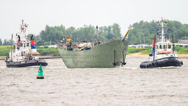 Das Marineschulschiff "Gorch Fock" liegt bei der Fassmer Werft an der Weser auf dem Trockenen. 