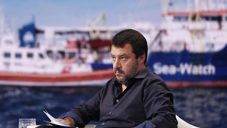 Italiens Innenminister Salvini verweigert der Sea-Watch die Anlandung. 