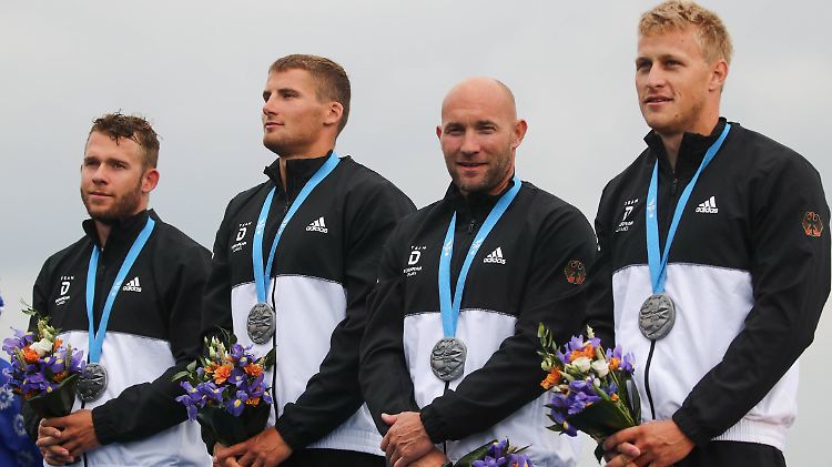 Der seit einem Jahr ungeschlagene deutsche Kajak-Vierer musste in Minsk eine Niederlage hinnehmen - freut sich aber auch über die Silber-Medaille.