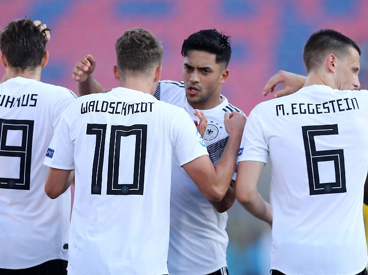 Die Doppeltorschützen Nadiem Amiri und Luca Waldschmidt bejubeln gemeinsam den Finaleinzug der DFB-Junioren.