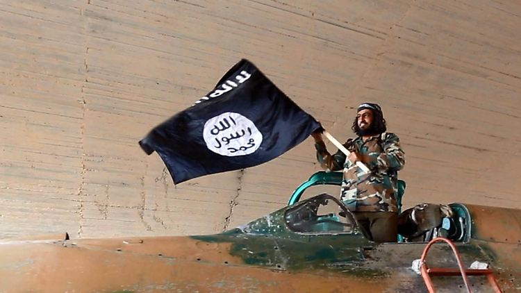 Deutschen, die sich Terrormilizen wie dem Islamischen Staat anschließen, kann künftig unter Umständen der Pass entzogen werden. (Archivbild)