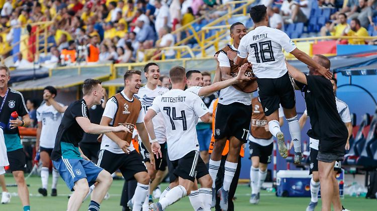So viel Energie nach einem solchen Spiel: Nadiem Amiri bejubelt sein 4:2, die endgültige Entscheidung nach einer kraftraubenden Hitzeschlacht gegen Rumänien.