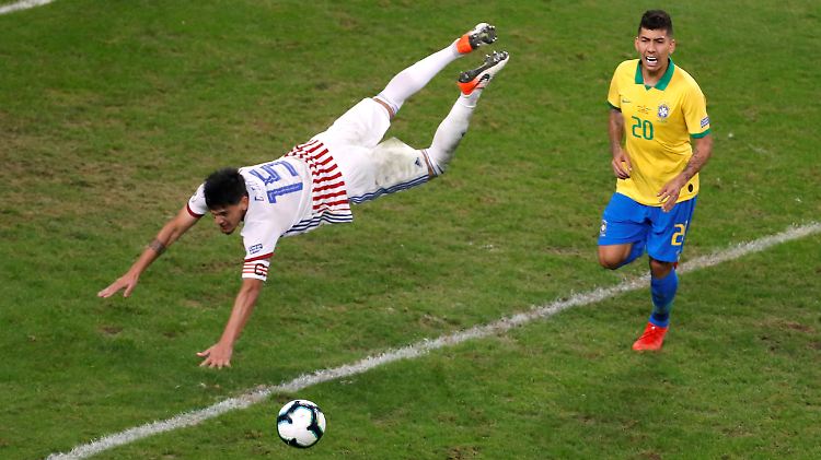 Gustavo Gomez fliegt dem Ball hinterher. 