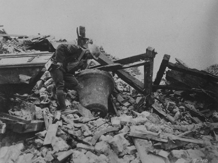 Für die Zerstörungen und das menschliche Leid, das der Erste Weltkrieg über Europa gebracht hat, muss Deutschland hohe Reparationen bezahlen.
