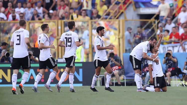 Matchwinner Nadiem Amiri jubelt über sein frühes Tor zur 1:0-Führung, das Team ahnt noch nicht, wie dramatisch der Abend in Bologna noch verlaufen sollte.