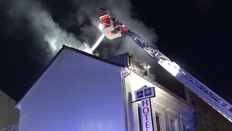 Hotelbrand in der Bonner Altstadt: Mit Drehleitern konnte die Feuerwehr fünf Menschen vor den Flammen retten.