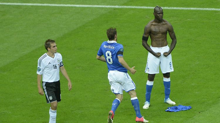 Mario Balotelli bejubelt Italiens 2:0, wie nur er es kann - DFB-Kapitän Philipp Lahm dreht nach seinem Patzer missmutig ab.