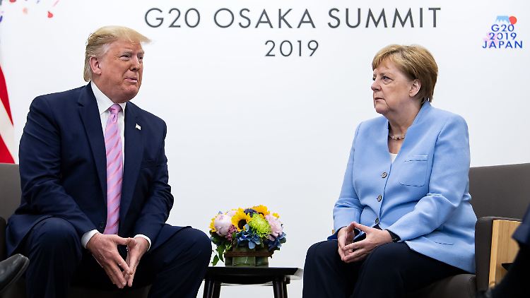 Vordergründig angenehm: US-Präsident Trump schwärmt in den höchsten Tönen von Kanzlerin Merkel.
