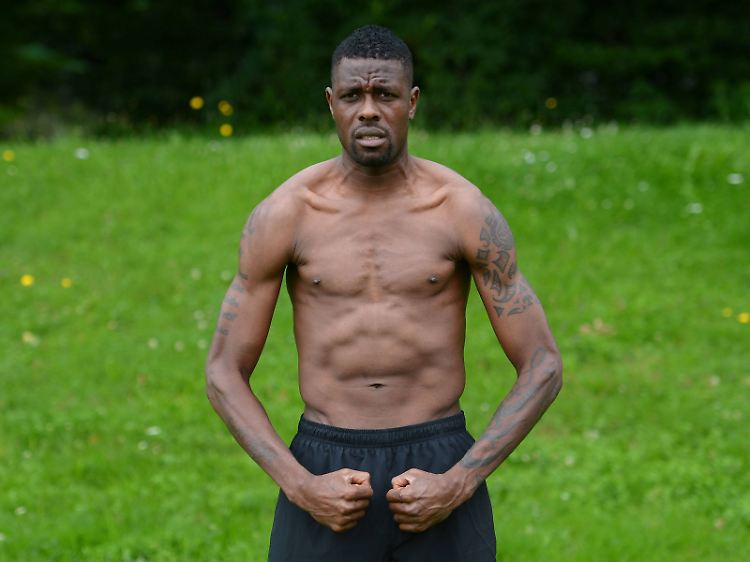 Auch der damalige Frankfurter Mohamadou Idrissou versuchte sich 2012 am "Balotelli".